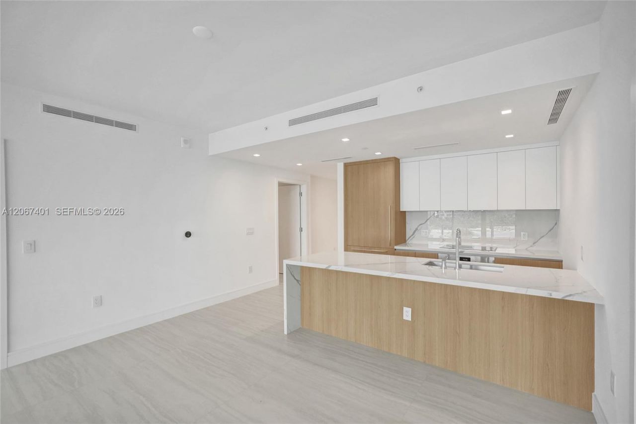 2411 Laguna Circle , Unit 208, Miami, FL 33181 Photo