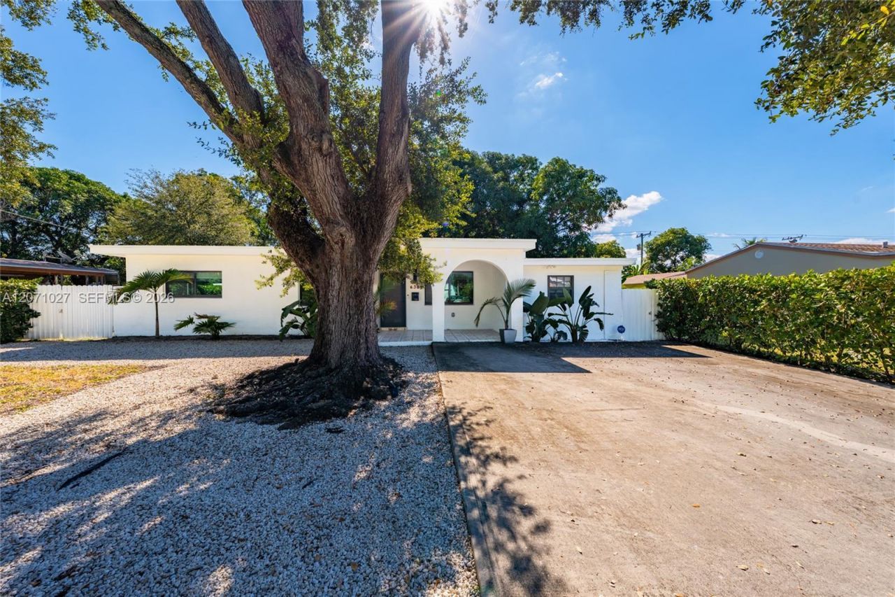 638 NE 141st St , North Miami, FL 33161 Photo