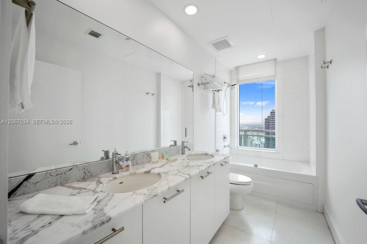 950 Brickell Bay Dr , Unit 4600, Miami, FL 33131 Photo
