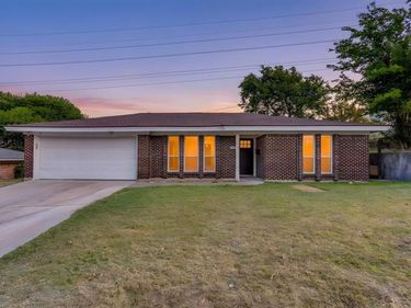 332 W Hallmark Drive, Fort Worth, TX 76134