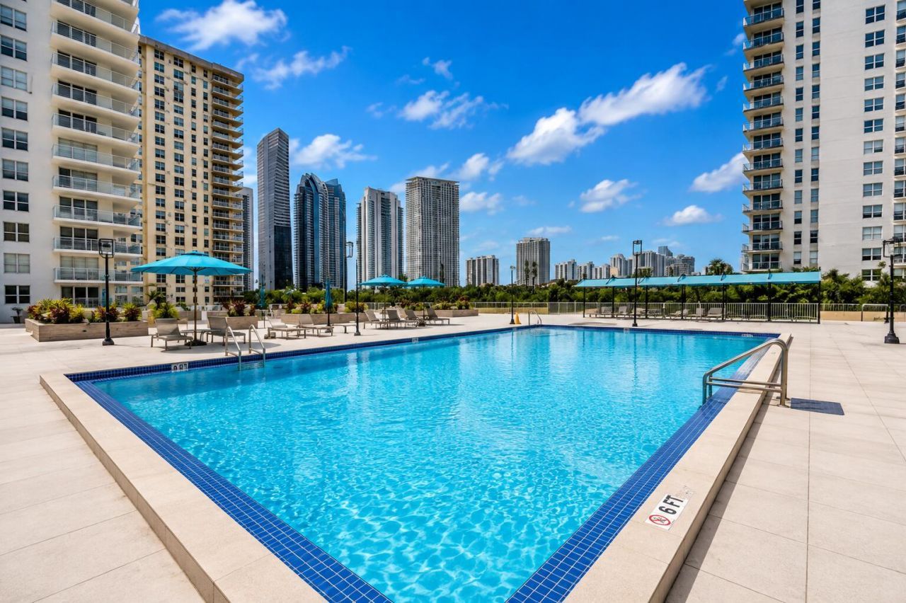230 174th Street, Unit 1805, Sunny Isles Beach, FL 33160 Photo