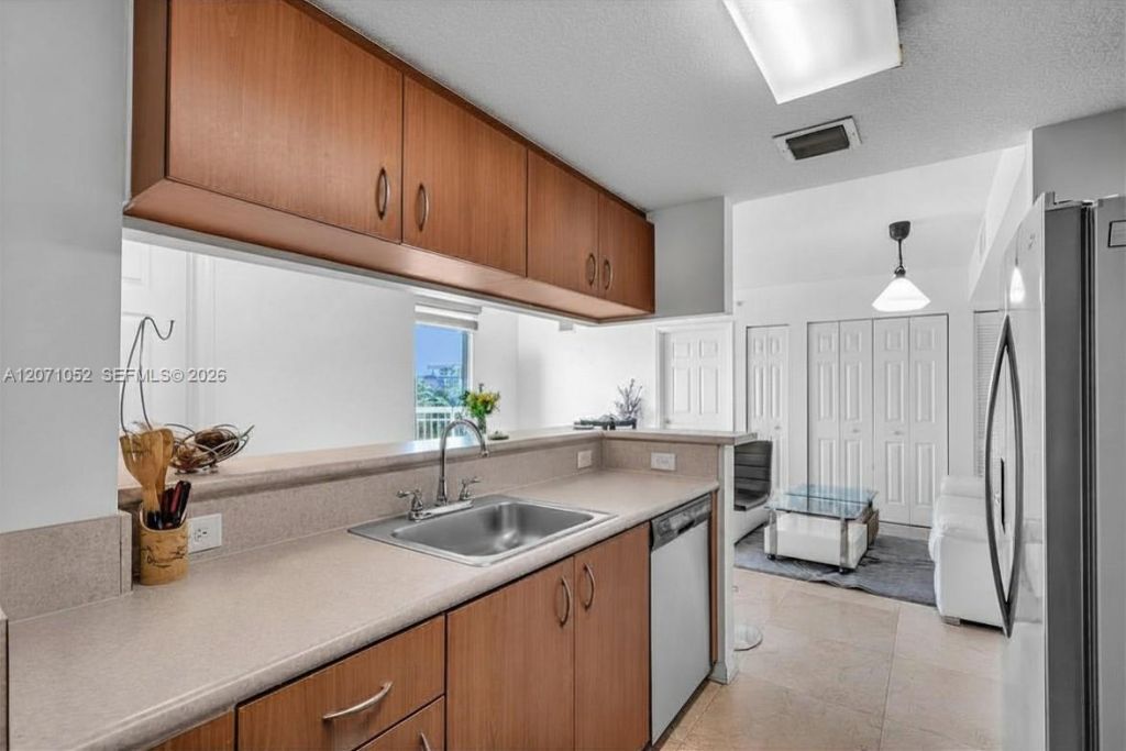 816 NW 11th St, Unit 607, Miami, FL 33136 Photo