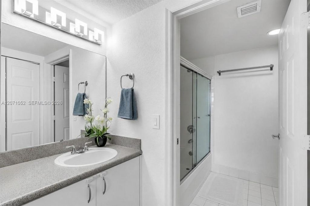 816 NW 11th St, Unit 607, Miami, FL 33136 Photo