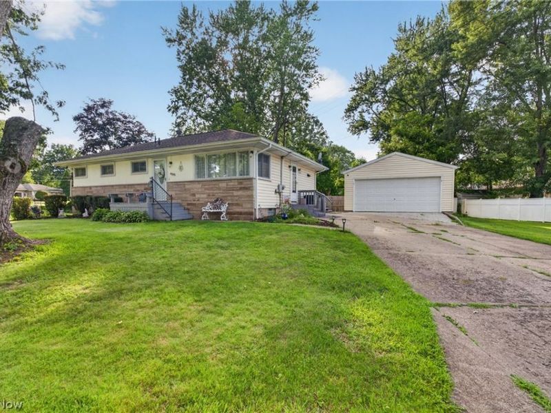 4385 Stoneybrook Drive SE, Warren, OH 44484 Photo 2