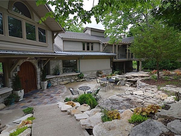 8424 S Russell Road, Oak Grove, MO 64075