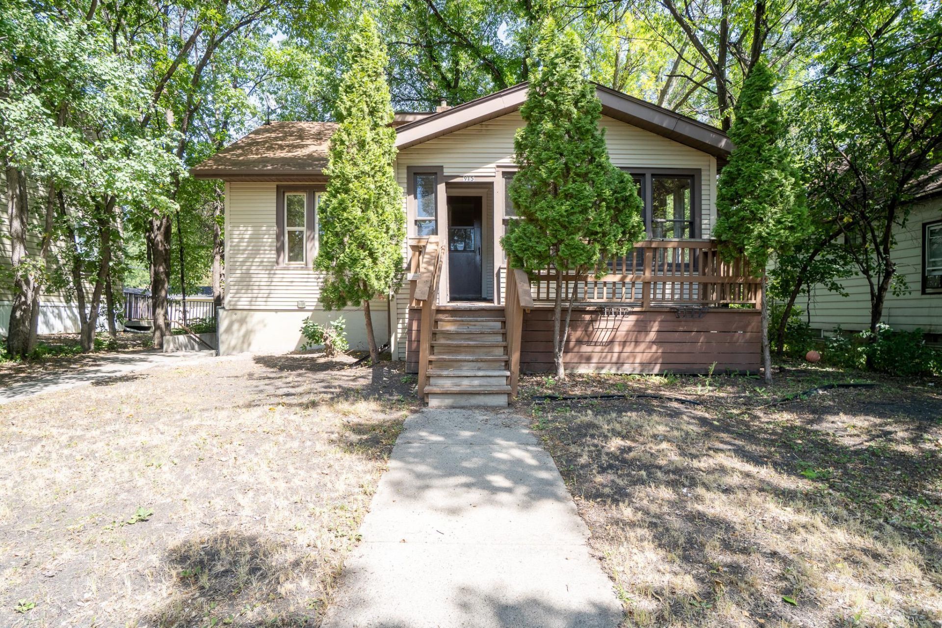 915 College Street N primary photo