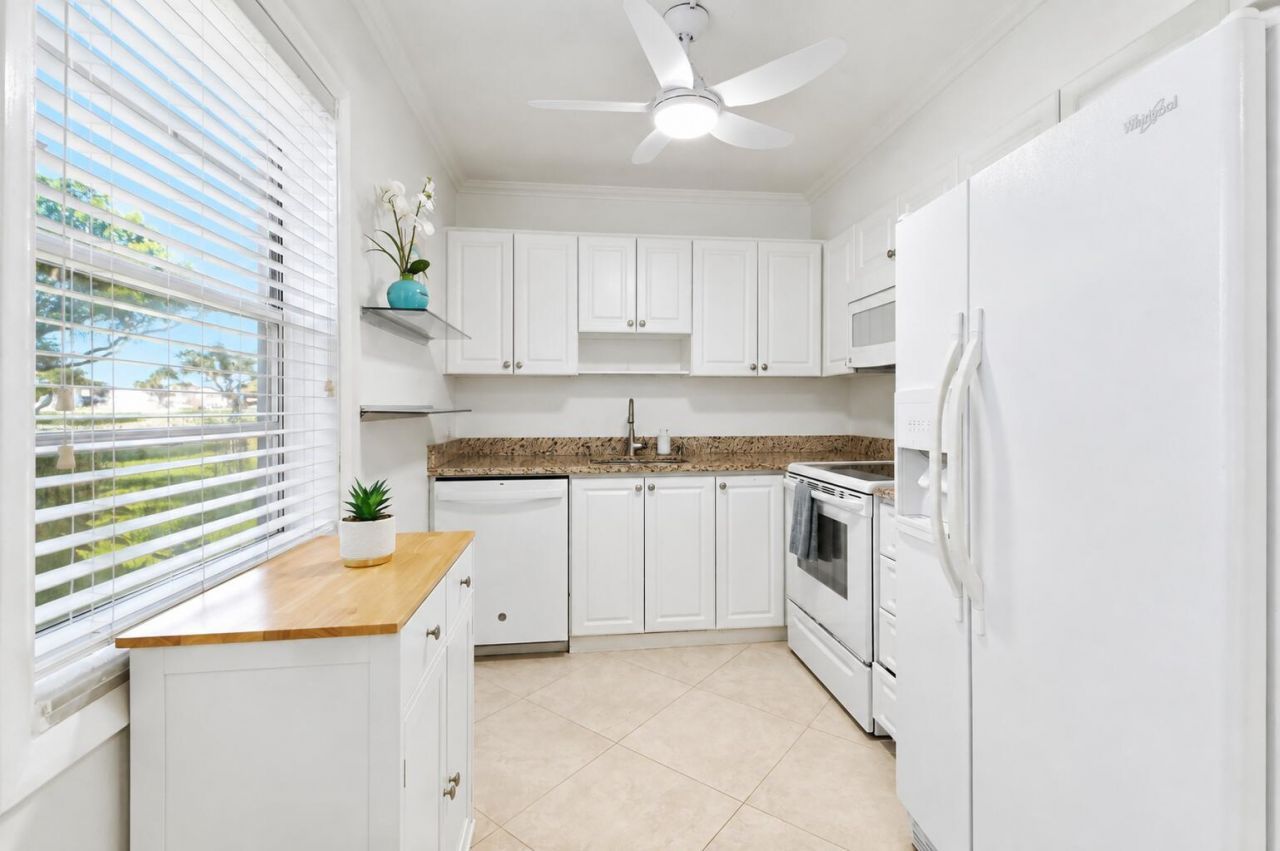 21 Flanders A, Delray Beach, FL 33484 Photo