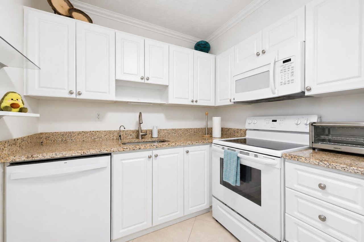 21 Flanders A, Delray Beach, FL 33484 Photo