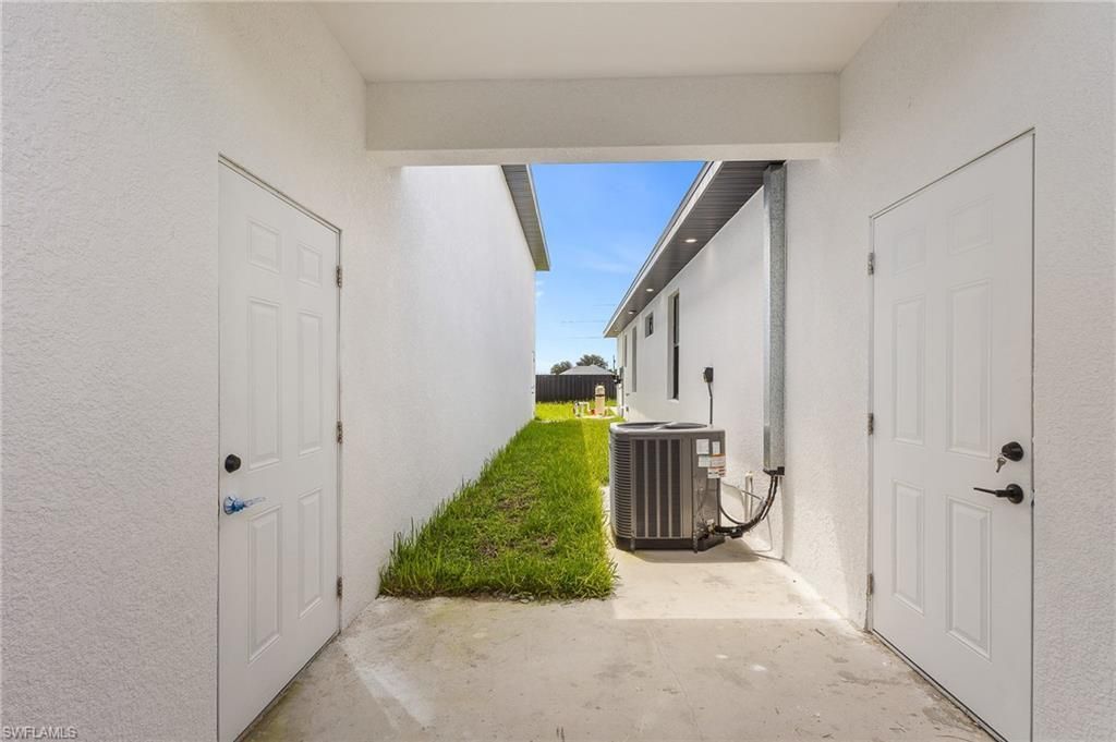 1018 NE Juanita Pl , Cape Coral, FL 33909 Photo