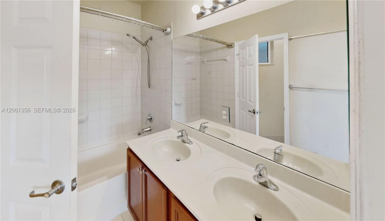 11401 NW 89th St , Unit 208, Doral, FL 33178 Photo