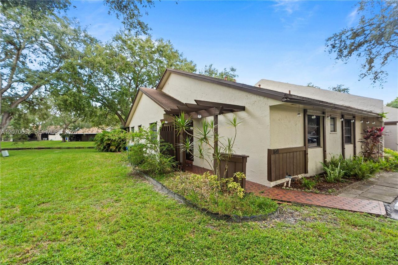 1641 NW 96th Ter, Pembroke Pines, FL 33024 Photo