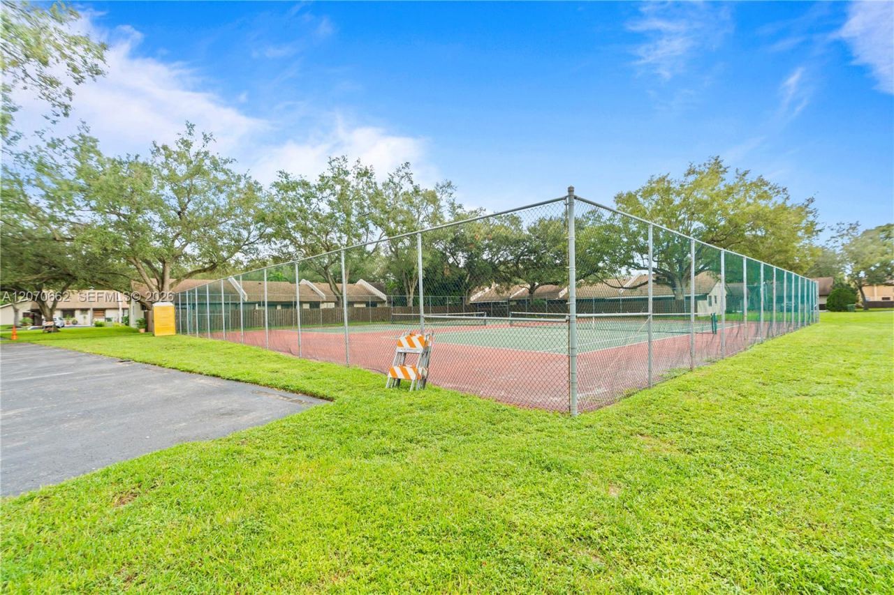 1641 NW 96th Ter, Pembroke Pines, FL 33024 Photo