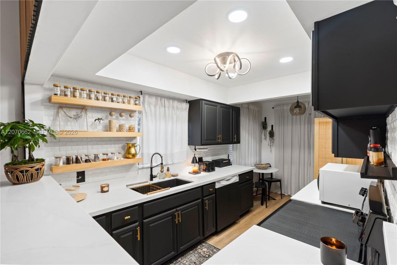 1641 NW 96th Ter, Pembroke Pines, FL 33024 Photo