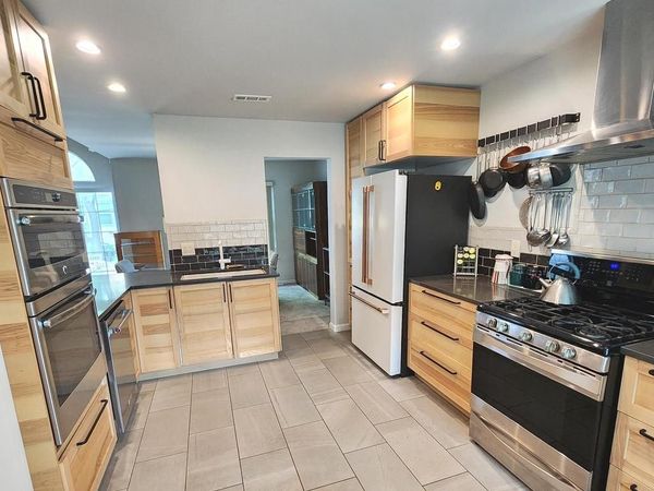 15 LAUREL CIRCLE, NEWTOWN, PA 18940