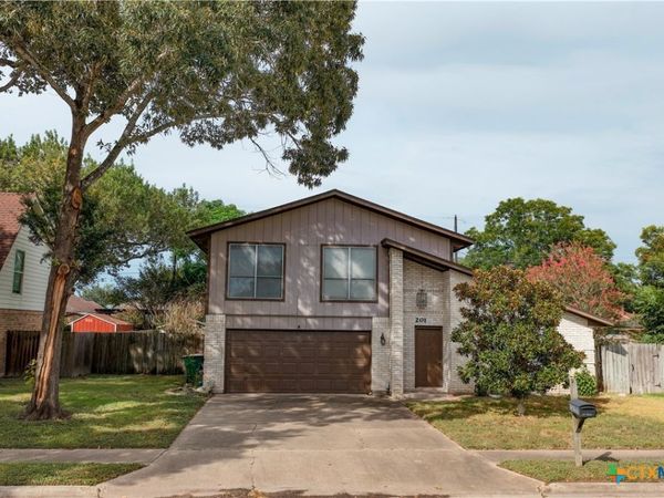 201 Heather Street, Victoria, TX 77904