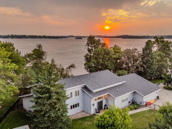 1304 Lakeside Ave, Lake Park, IA 51347