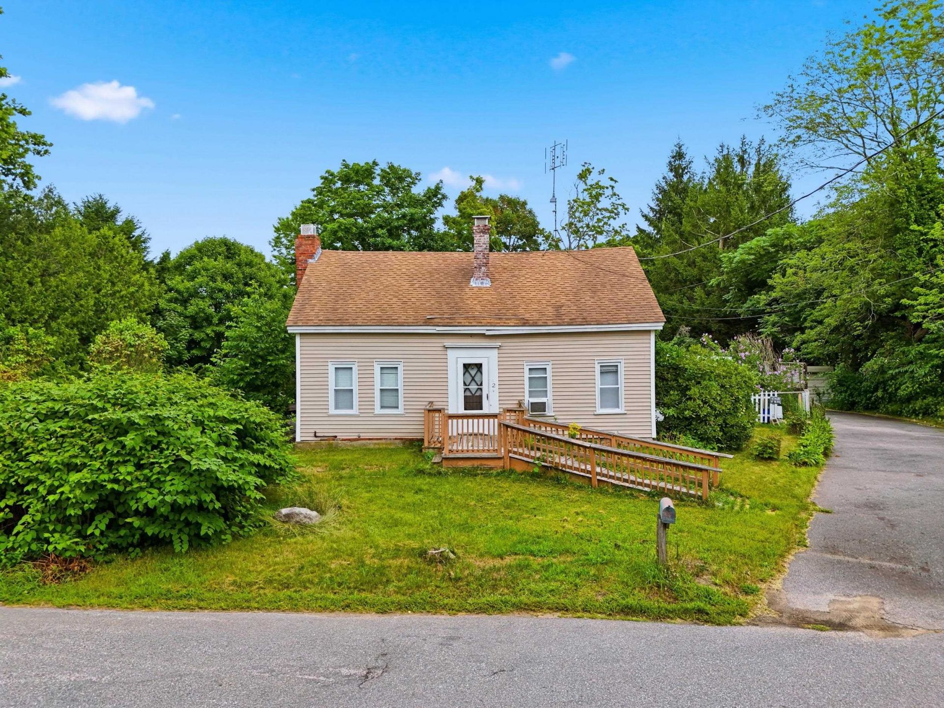 2 Hadley Road, Newton, NH 03858 Main Photo