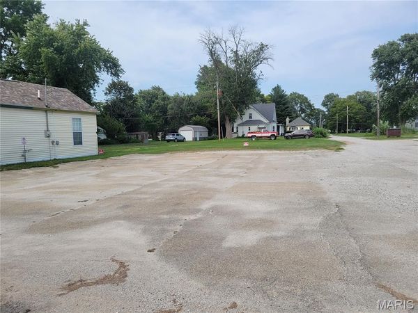 112 N Spruce Street , Nokomis, IL 62075