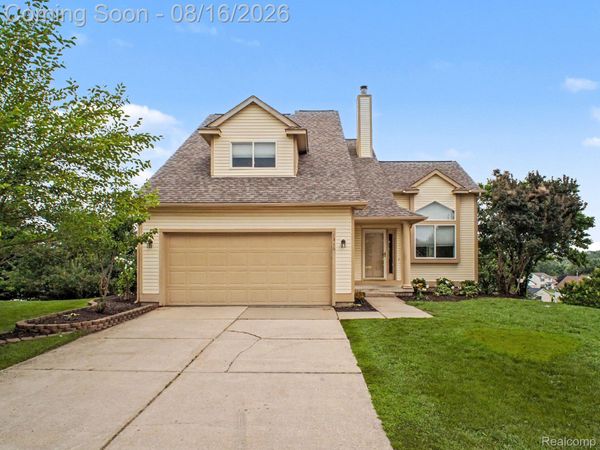 1316 Pin Oak Bluff, Howell Township, Mi 48843