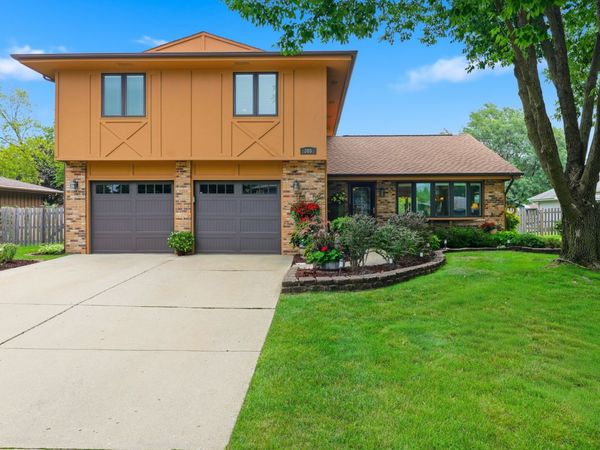 305 S Knollwood Drive , Schaumburg, IL 60193