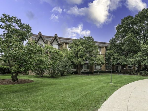 360 Claymoor Road, Unit 2C, Hinsdale, IL 60521