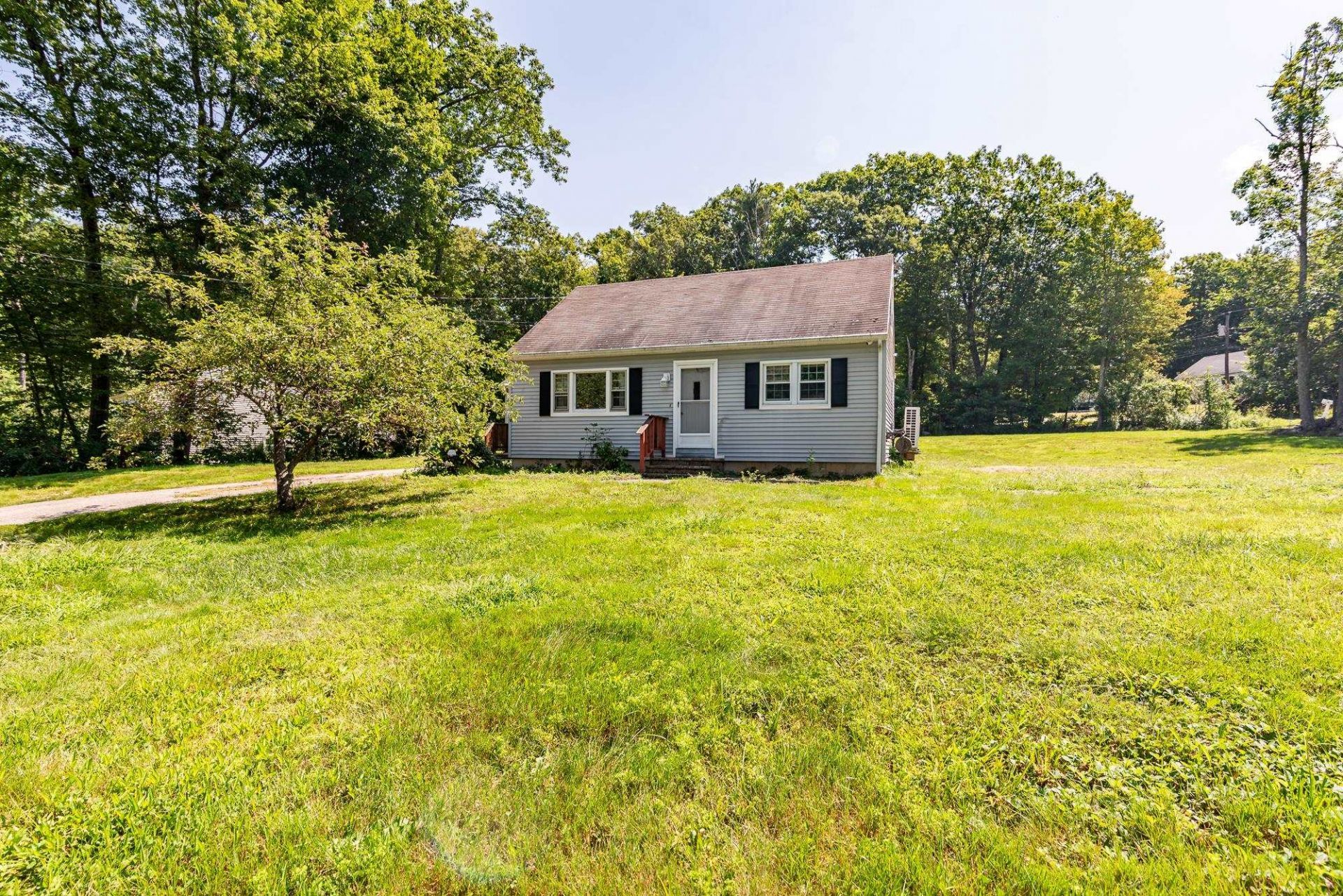10 Hunter Drive, Raymond, NH 03077 Main Photo