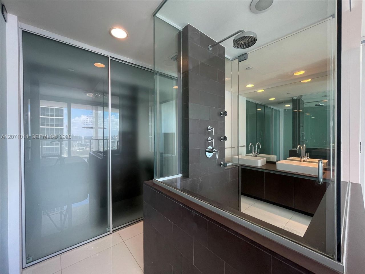 1040 Biscayne Blvd , Unit 3305, Miami, FL 33132 Photo
