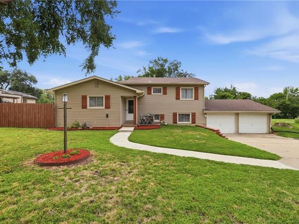 203 SE 16th Street, Oak Grove, MO 64075