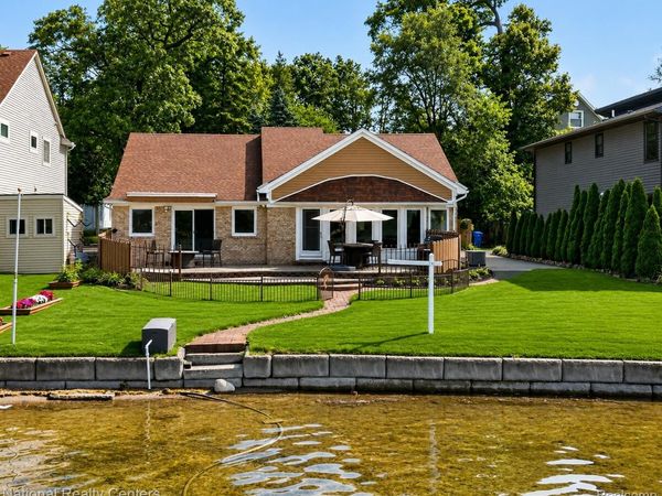 560 Black Oaks Trail, Howell, Mi 48843