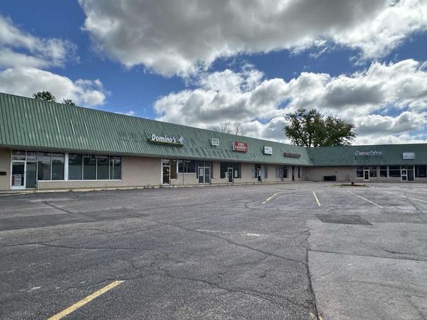 300 WOLF RIVER PLAZA #10 Spaces, New London, WI 54961