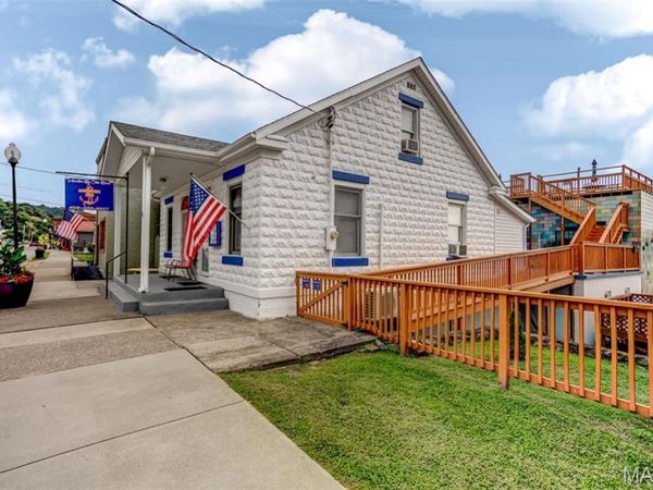 111 Main Street E, Grafton, IL 62037