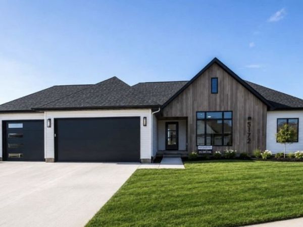 13 Viola Drive , Le Claire, IA 52753