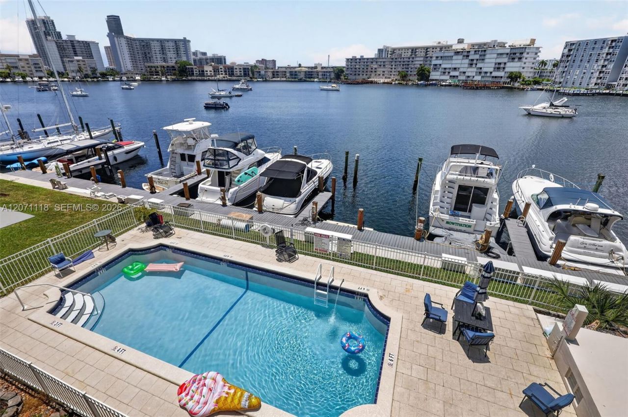 2100 Diana Dr, Unit 310, Hallandale Beach, FL 33009 Photo