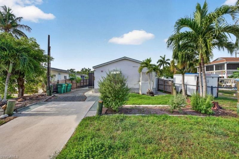 656 Palm Ave, Goodland, FL 34140 Photo