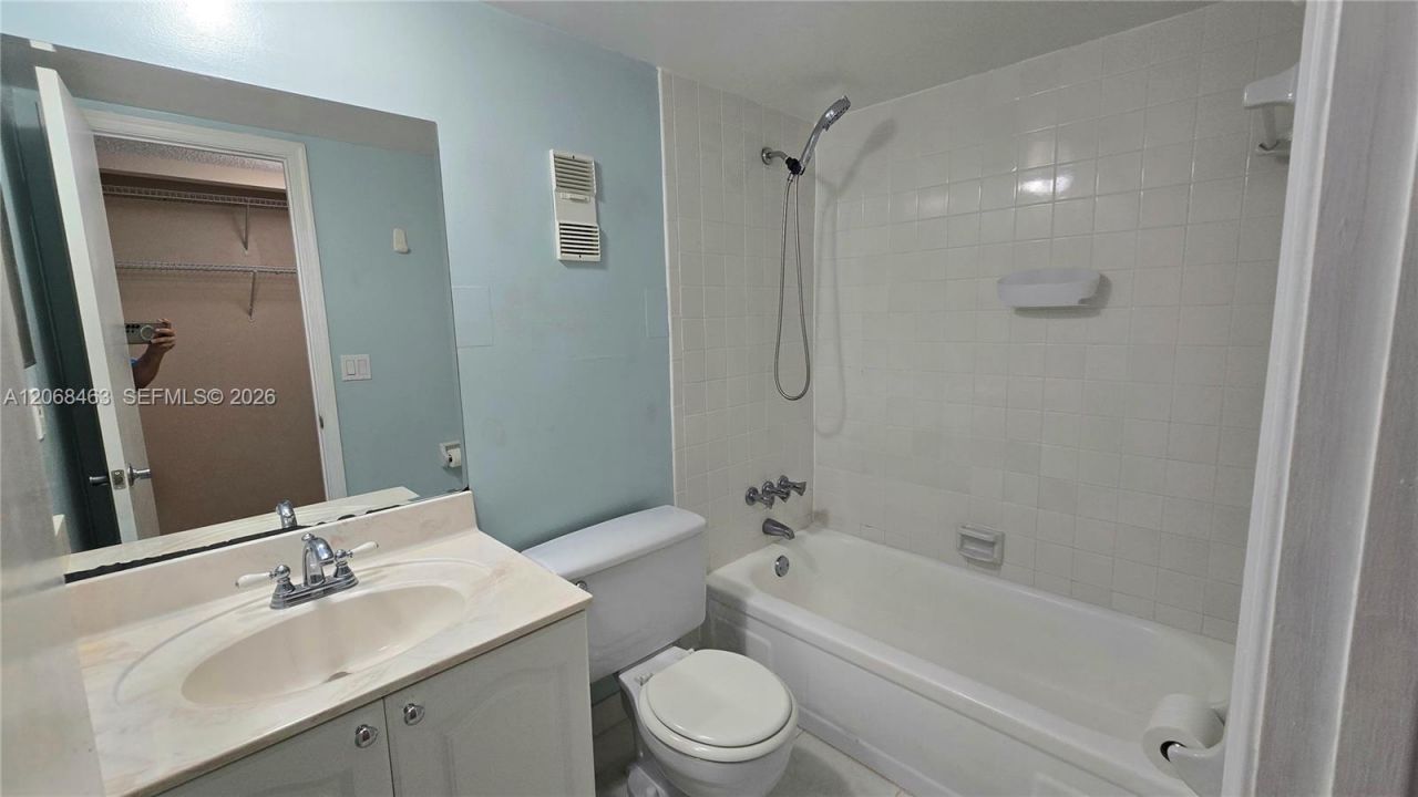 9230 Lagoon Pl , Unit 310, Davie, FL 33324 Photo