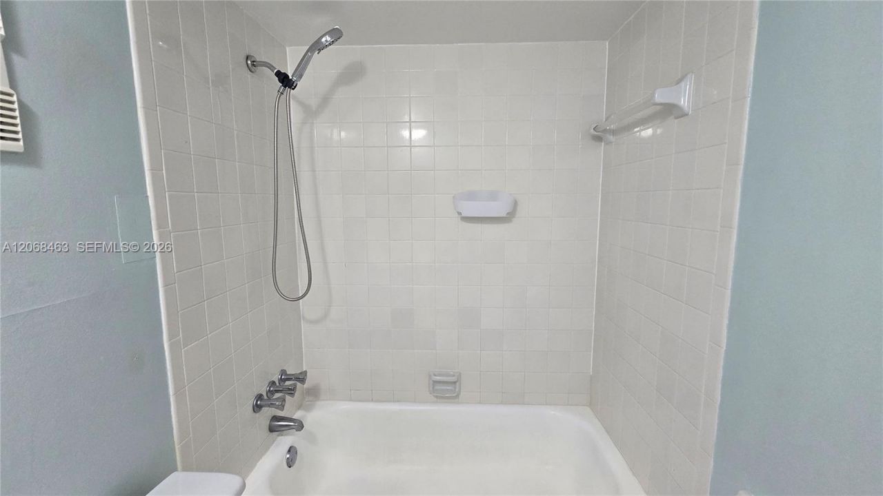 9230 Lagoon Pl , Unit 310, Davie, FL 33324 Photo