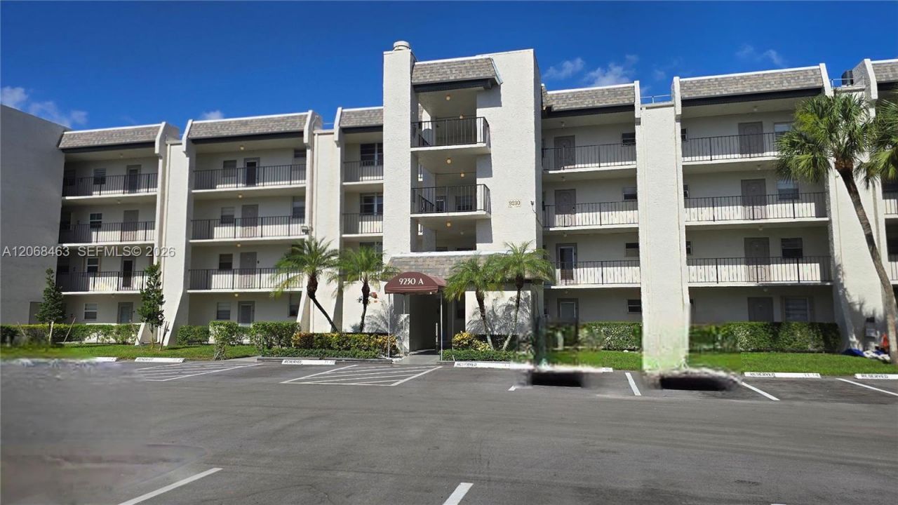 9230 Lagoon Pl , Unit 310, Davie, FL 33324 Photo
