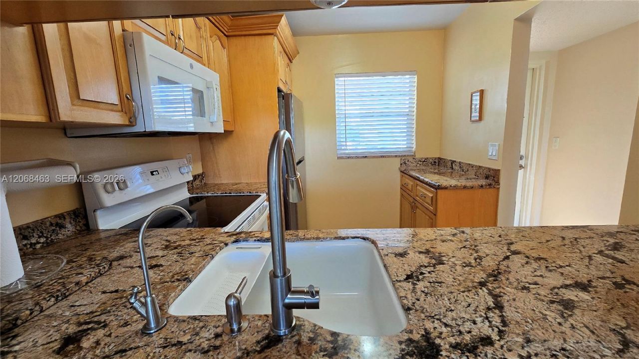 9230 Lagoon Pl , Unit 310, Davie, FL 33324 Photo