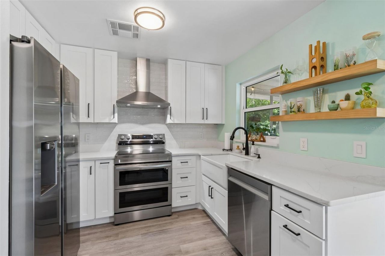 4185 Whiting Drive Se, Saint Petersburg, FL 33705 Photo