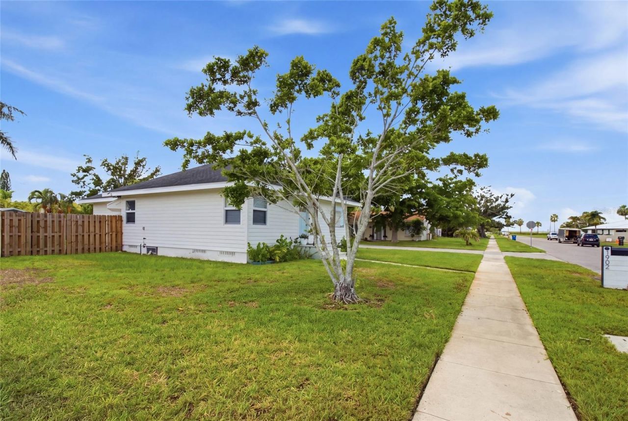 1902 Saint George Drive, Bradenton, FL 34208 Photo