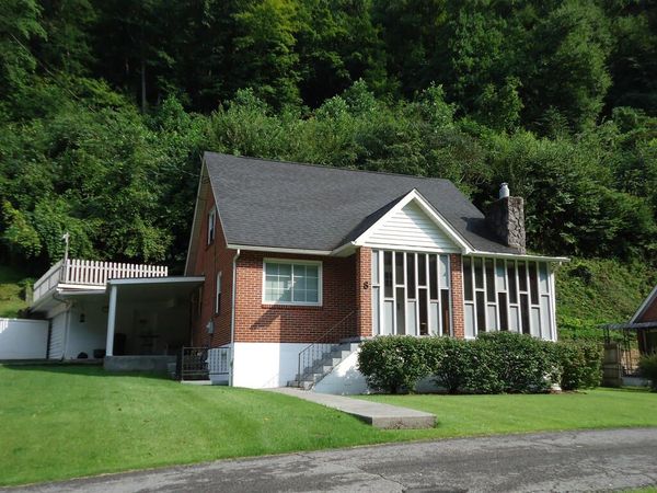 8 Oakhurst Drive, WELCH, WV 24801
