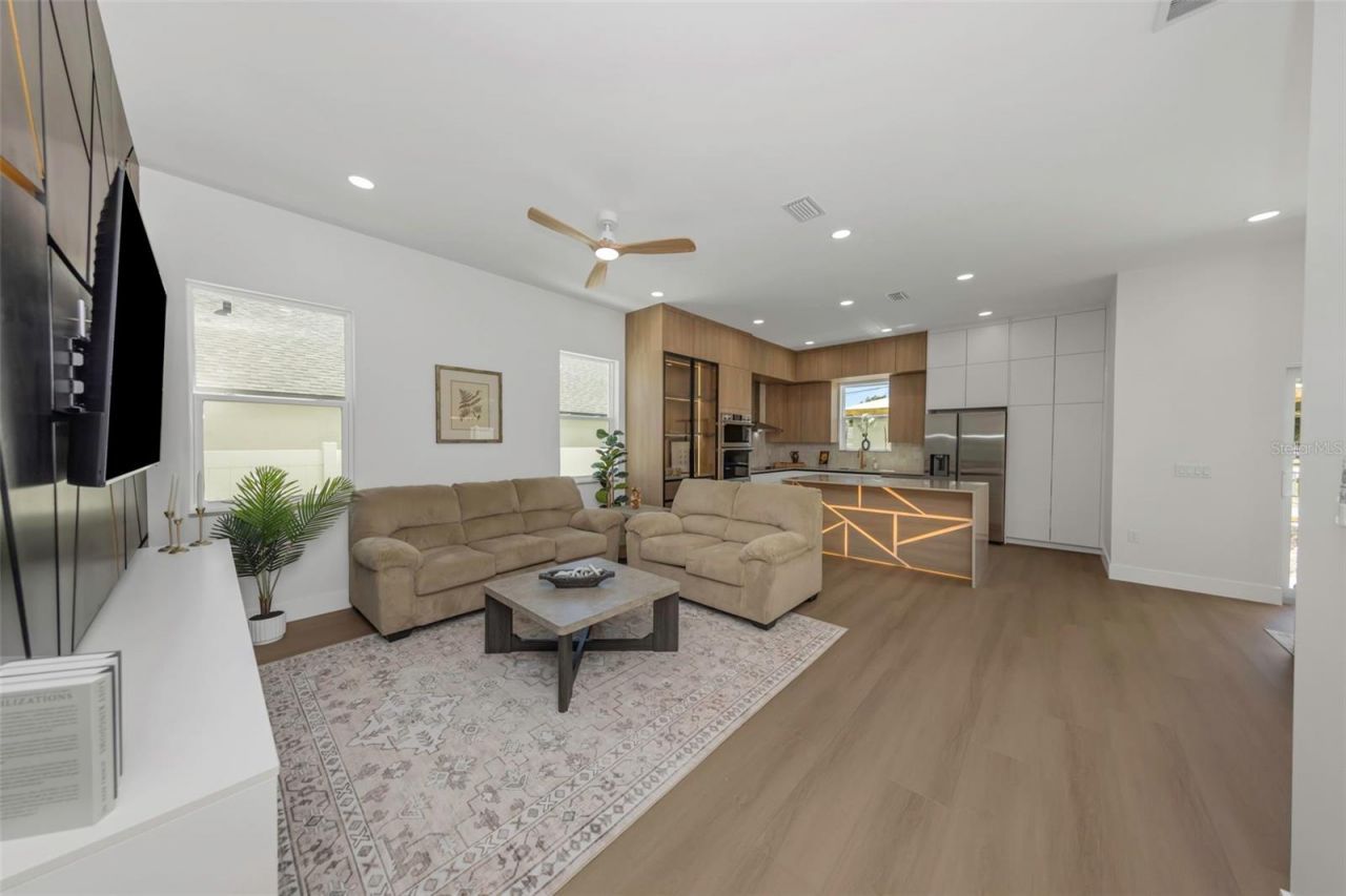 617 Folsom Street S, Saint Petersburg, FL 33707 Photo