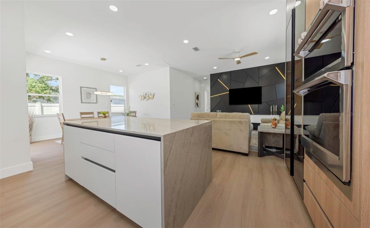 617 Folsom Street S, Saint Petersburg, FL 33707 Photo