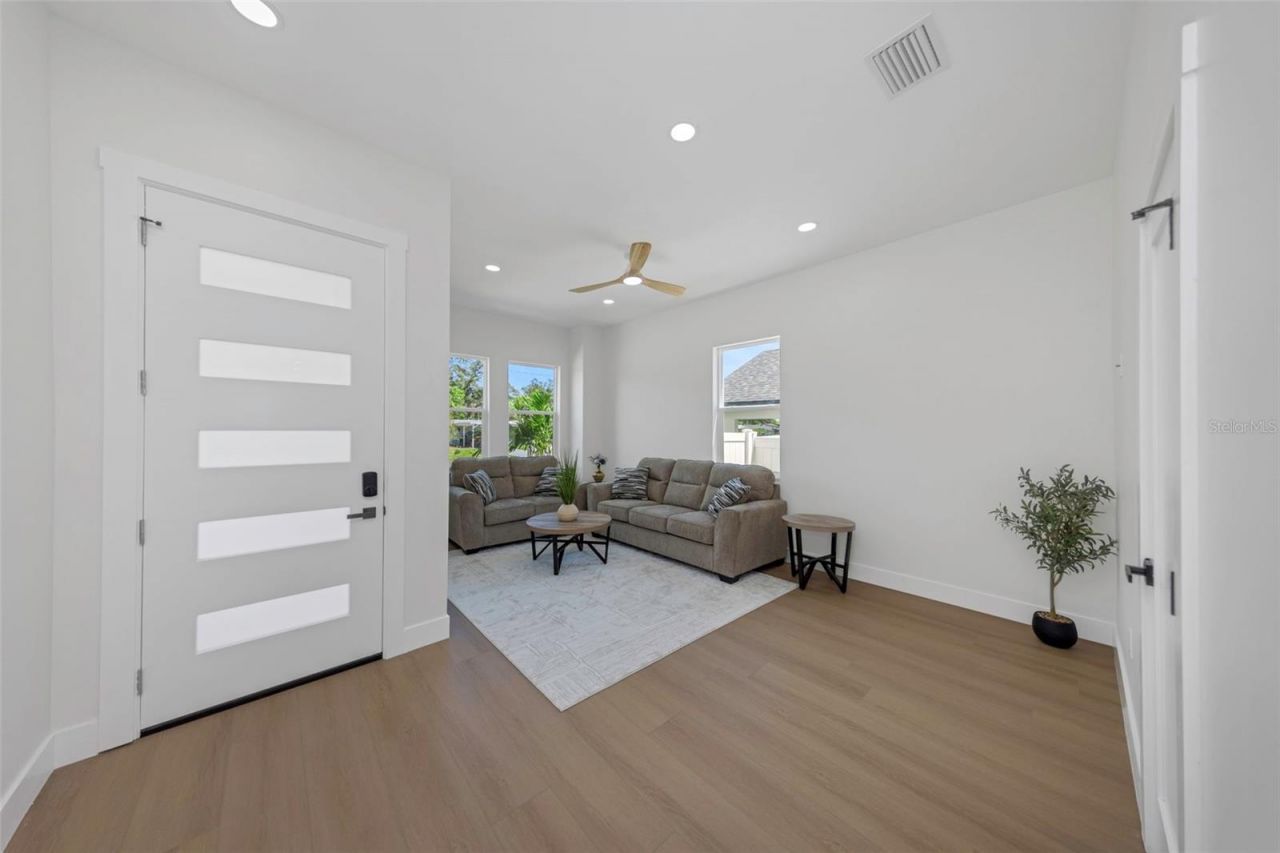 617 Folsom Street S, Saint Petersburg, FL 33707 Photo