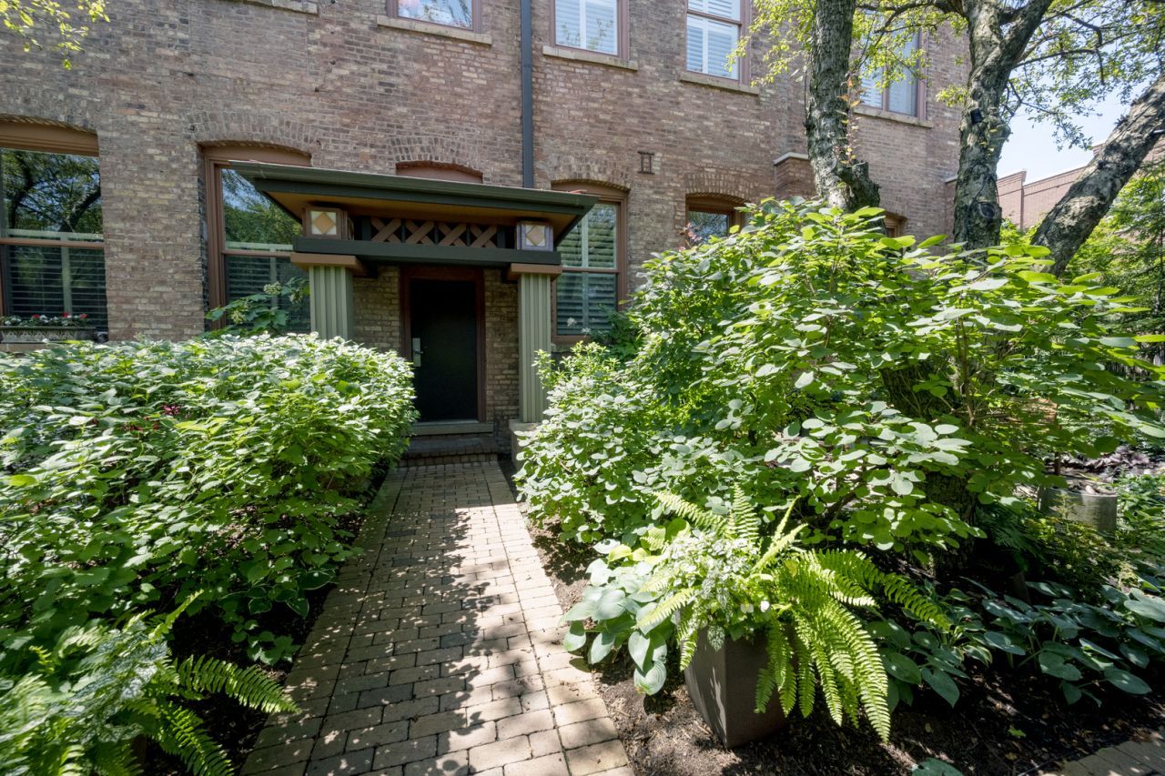 1701 W Terra Cotta Place, Unit E, Chicago, IL 60614 Main Photo
