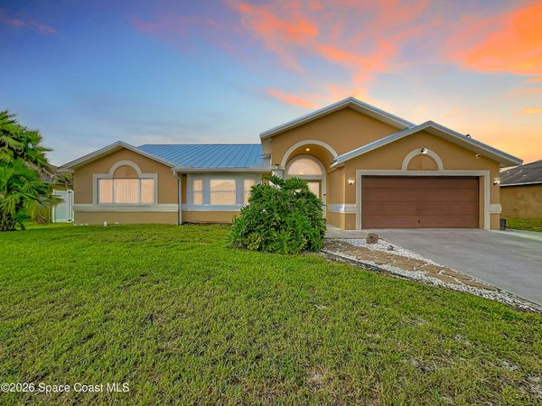 518 SW Lacroix Avenue , Port St. Lucie, FL 34953