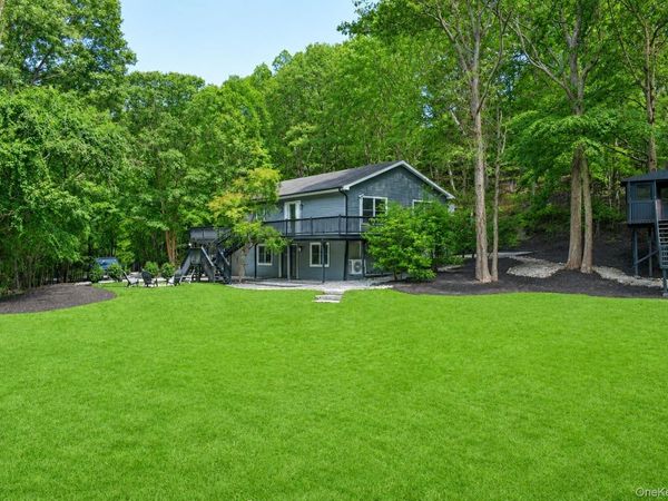 644 Bread And Cheese Hollow Road , Northport, NY 11768