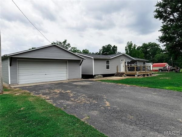 307 Oak Street, Odin, IL 62870