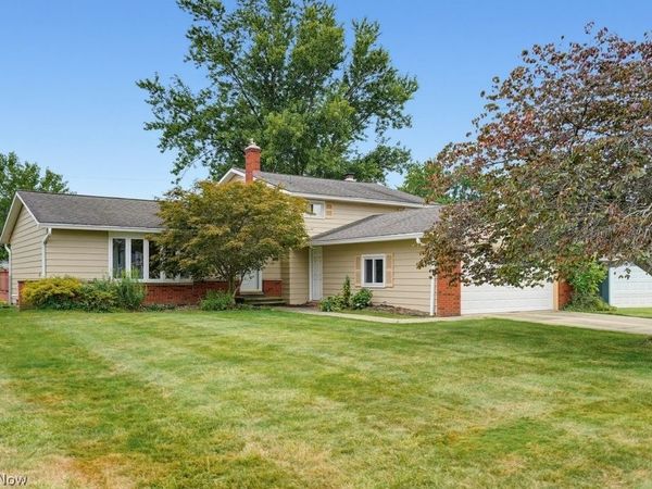16331 Canterbury Drive , Strongsville, OH 44136