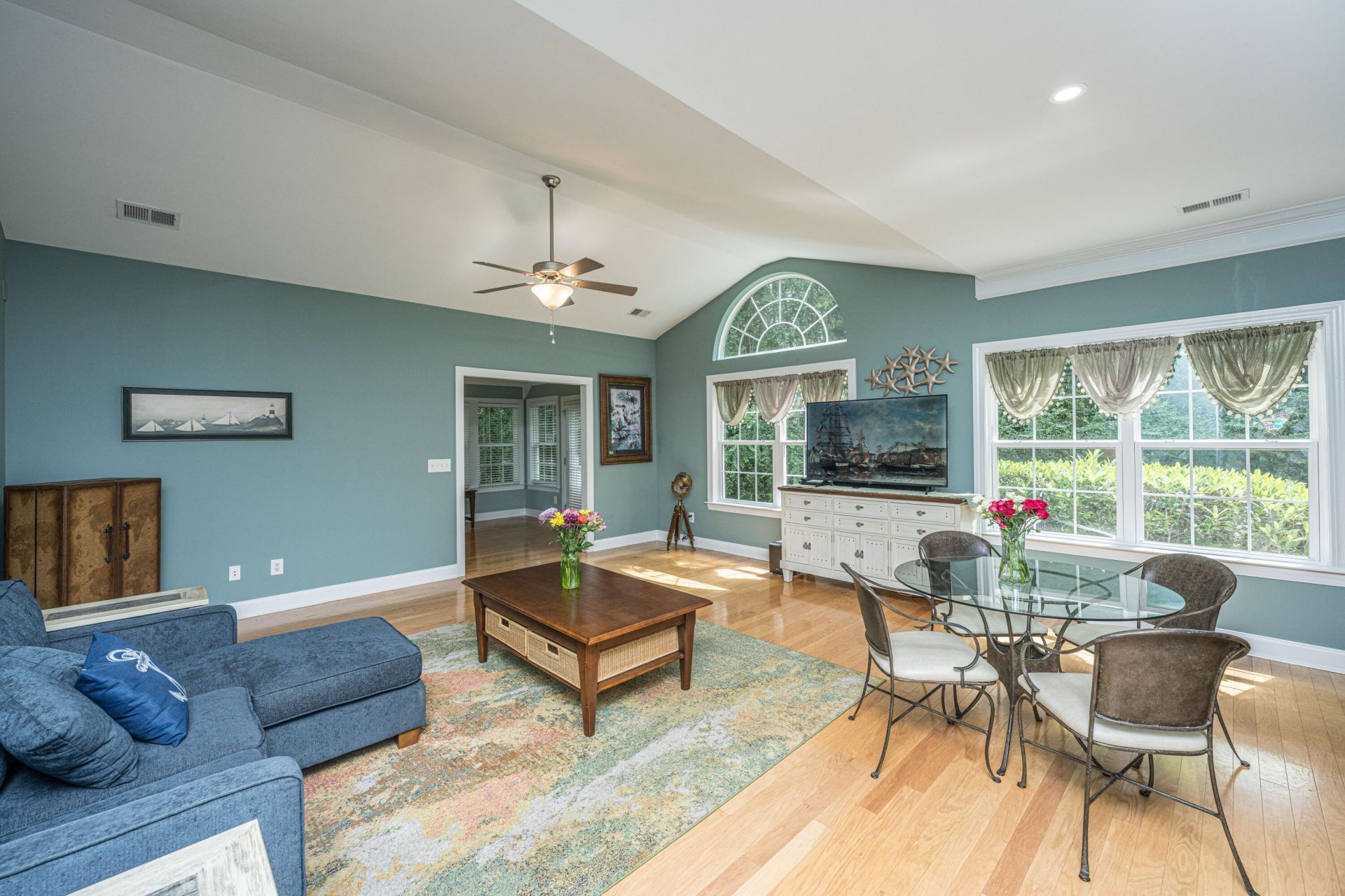 9124 Woodcreek Court Photo 9